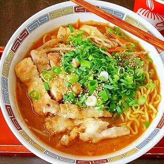 揚げ鶏の味噌ラーメン